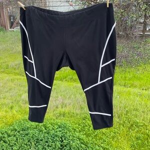 “Pre-Owned”. Great Condition!  The Ave Leisure Black Capri Leggings.  Size 30/32
